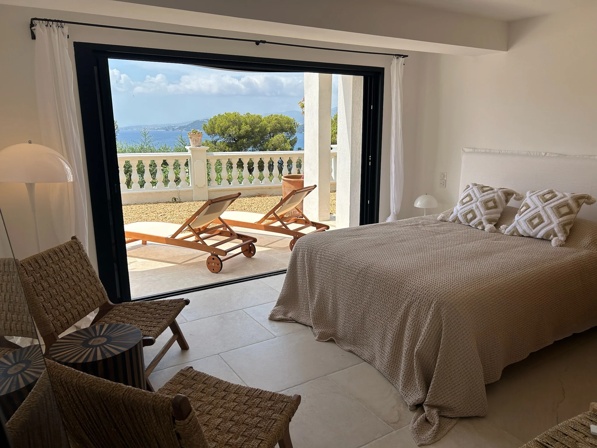 Guest Suite Sea View - Bright Bedroom