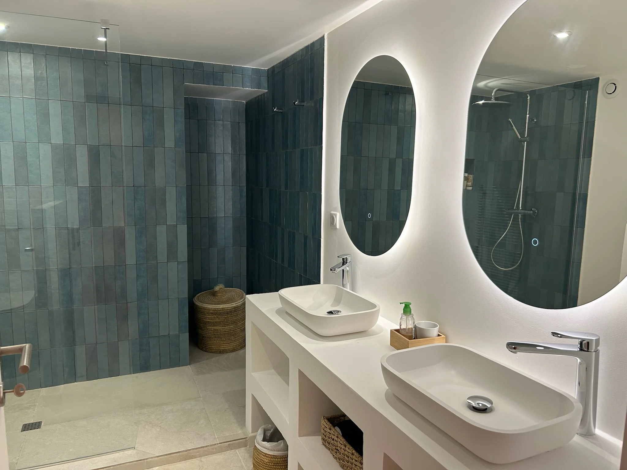 Guest Suite Sea View - Modern Bathroom