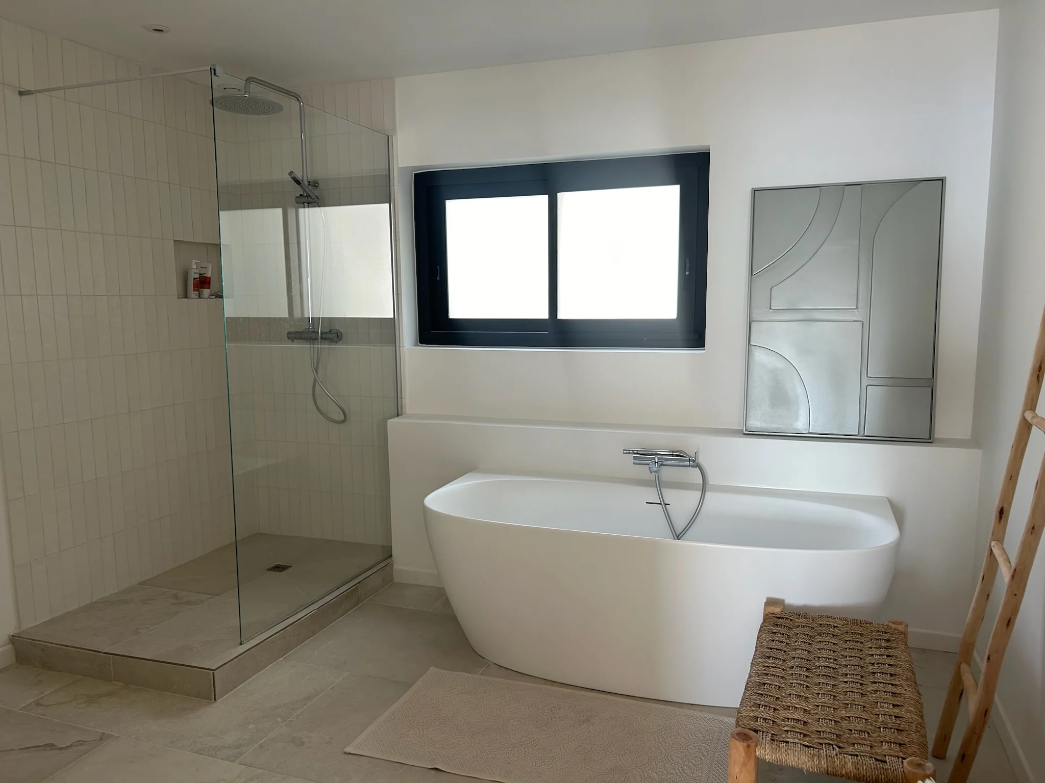 Master Suite Middle - Marble Bathroom